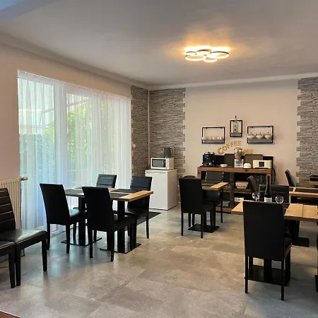 Πανσιόν Aventurin House ***