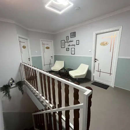 Πανσιόν Aventurin House ***