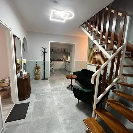 Aventurin House *** *