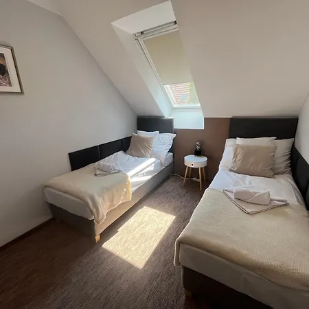 ゲストハウス Aventurin House *** Révfülöp