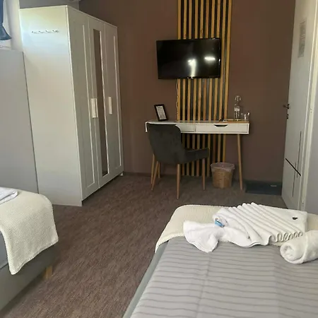 Πανσιόν Aventurin House ***