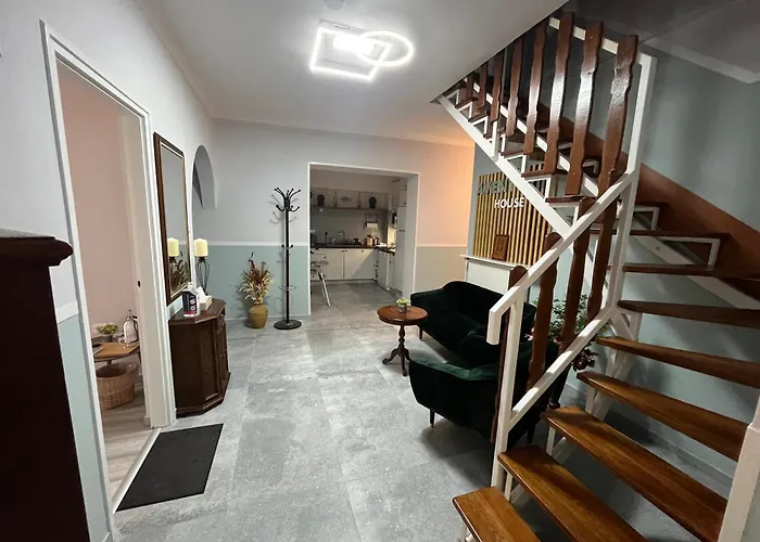 Aventurin House *** *